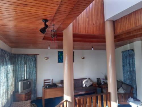 - un salon avec un plafond en bois et un canapé dans l'établissement 72 Khairagali, à Khaira Gali