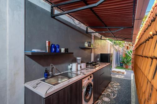Η κουζίνα ή μικρή κουζίνα στο Villa Youlas Canggu Free Coworking Space