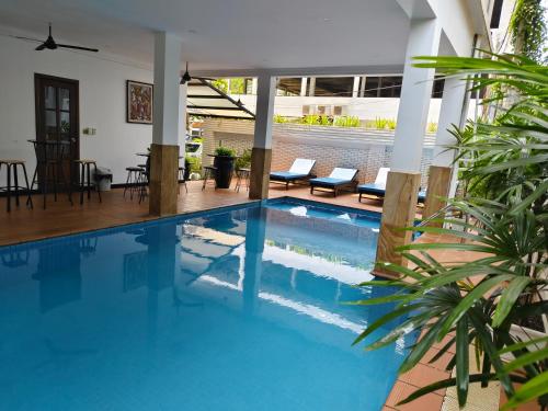 una piscina en medio de una casa en Bodee Corner, en Siem Reap