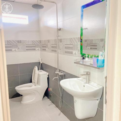 a bathroom with a toilet and a sink at Khách Sạn Thiên Phong in Buon Ma Thuot