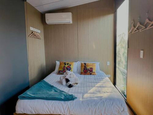 un ours en peluche posé sur un lit dans l'établissement The Outlook, à Diamond Harbour