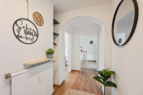 - un couloir avec lavabo et miroir dans l'établissement Traumhafte Wohnung mit Neckarblick, à Neckarsteinach