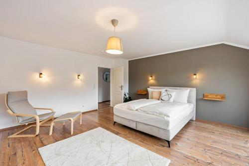 - une chambre avec un lit et deux chaises dans l'établissement Traumhafte Wohnung mit Neckarblick, à Neckarsteinach