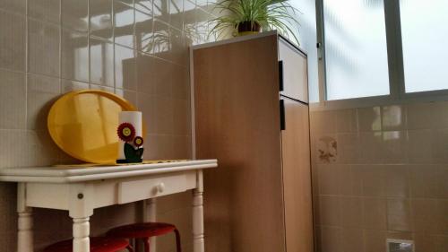 baño con lavabo, 2 taburetes y espejo en Apartamento Jose Maria Corona, en Málaga