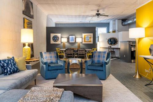 un soggiorno con divani blu e un tavolo di Elegant Edgy Loft ad Asheville