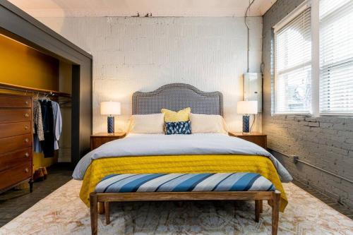 una camera con un grande letto e due finestre di Elegant Edgy Loft ad Asheville