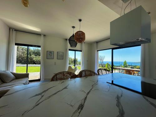 ein Wohnzimmer mit einem großen Marmortisch in der Unterkunft Villas de standing avec magnifique vue mer et piscines privées, Sagone in Sagone