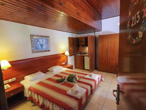- une chambre avec un grand lit dans l'établissement Spa Hotel Alex, à Loutra Edipsou