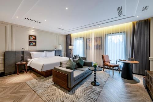 a hotel room with a bed and a couch at UrCove Beijing Guomao Sanlitun in Beijing