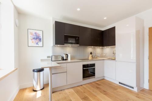 Virtuvė arba virtuvėlė apgyvendinimo įstaigoje Fitzrovia & Bloomsbury - 1BR - CityApartmentStay