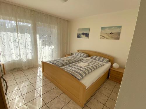 a bedroom with a large bed in a room at Traumapartment Haus Stoertebeker - Strandnah und trotzdem zentral in Westerland