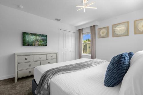 1 dormitorio con 1 cama, vestidor y ventana en 5 Bedroom- 4 Bathroom- Storey Lake 2601 Ss, en Kissimmee