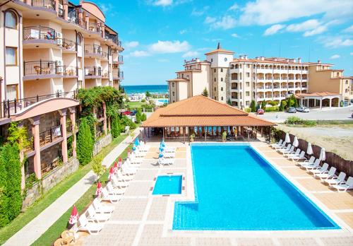 una piscina al aire libre con tumbonas y un hotel en Renta BG Apartments in Tsarevo, en Tsarevo