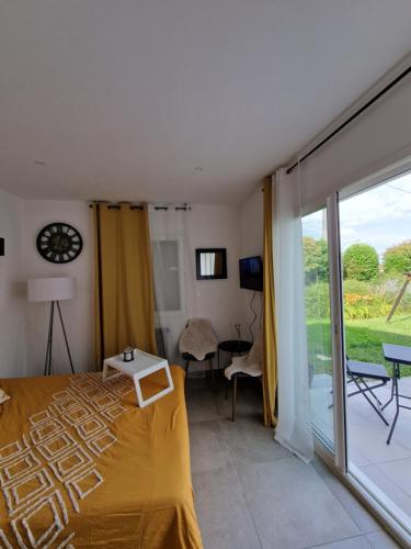Schlafzimmer mit einem Bett und einer Glasschiebetür in der Unterkunft Chambre près de Walygator et Aqualand in Brax