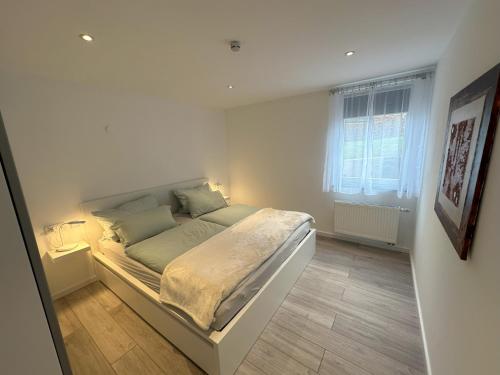ein Schlafzimmer mit einem großen Bett in einem Zimmer in der Unterkunft VennOase in Monschau