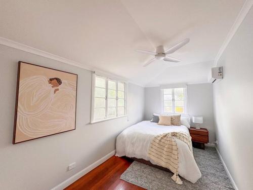 Ένα ή περισσότερα κρεβάτια σε δωμάτιο στο Springhill Retreat - Inner-city, pool + sauna