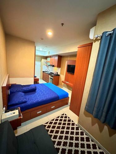Ένα ή περισσότερα κρεβάτια σε δωμάτιο στο Apartemen Grand Kamala Lagoon by Abel Stay Luxury