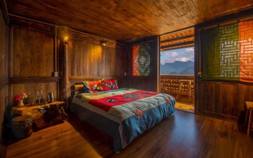 a bedroom with a bed in a room with a window at Khói Panorama in Dồng Văn