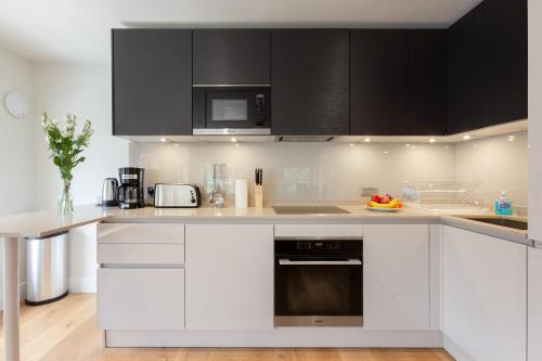 A kitchen or kitchenette at Central Fitzrovia - 1BR - CityApartmentStay