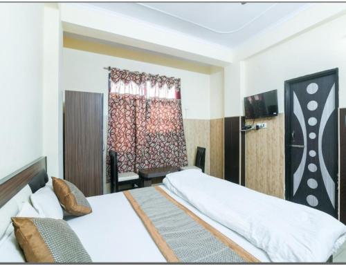 Кровать или кровати в номере Hotel Golden Village Sidcul, Haridwar