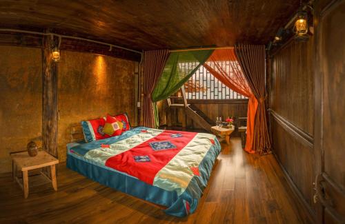 a bedroom with a bed in a room at Khói Panorama in Dồng Văn