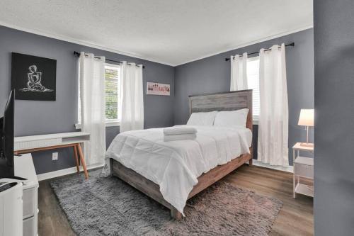 Ein Bett oder Betten in einem Zimmer der Unterkunft Daniel's Midtown Retreat - Pet Friendly - 5 beds - Centrally Located