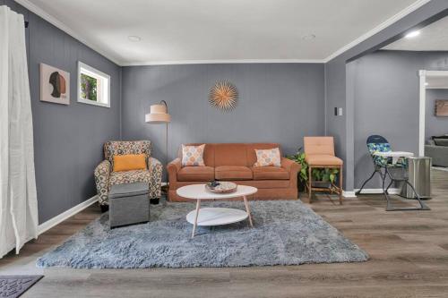 Ein Sitzbereich in der Unterkunft Daniel's Midtown Retreat - Pet Friendly - 5 beds - Centrally Located
