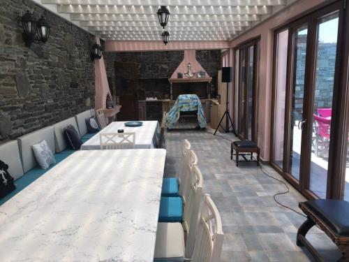Habitación grande con mesa y chimenea. en Villa Calma en Lazaréton
