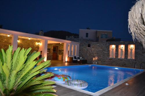 una piscina frente a una casa por la noche en Villa Calma, en Lazaréta