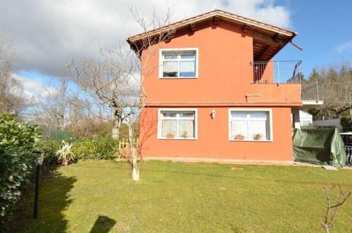 ein Haus mit einem grünen Garten davor in der Unterkunft Ferienhaus für 17 Personen in Panicagliora, Toskana Provinz Pistoia in Serra Pistoiese