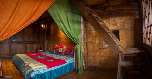 同文的住宿－Khói Panorama，卧室配有一张床