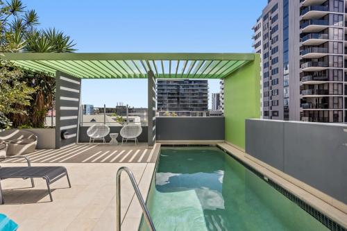 ein Pool auf dem Dach eines Gebäudes in der Unterkunft Stellar Location With Parking Pool & Gym Access in Brisbane
