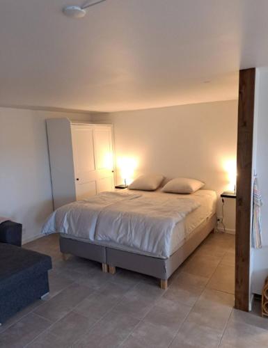 een slaapkamer met een bed met 2 kussens erop bij Idyllic Countryside Apartment in Christiansfeld