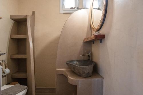 a bathroom with a sink and a mirror at Epithea Suites Kythnos 4 με ιδιωτική πισίνα in Kithnos