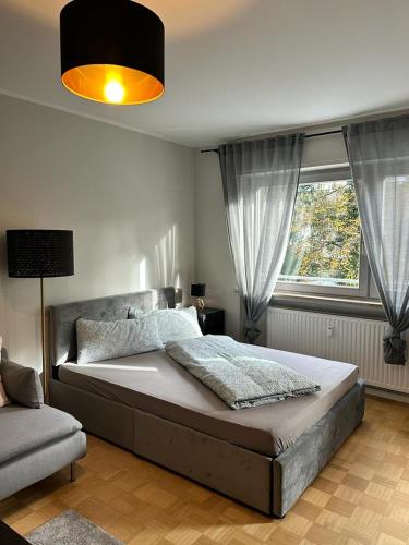 Un dormitorio con una cama grande y una ventana en AMAROOM apartments 2, en Karlsruhe