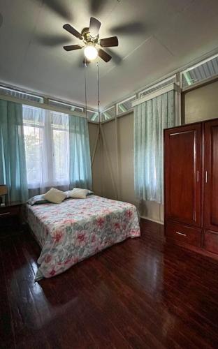 戈爾菲托的住宿－La Compañía，一间卧室配有一张床和吊扇