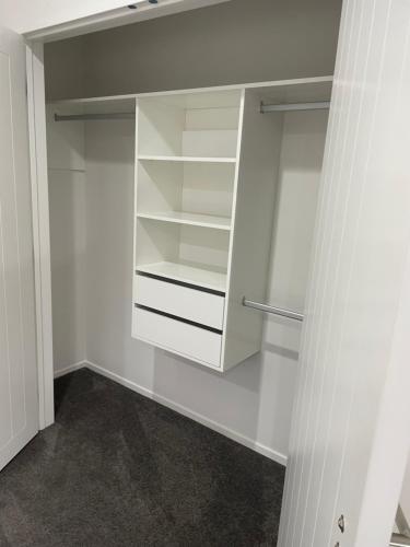 garderoba z białą szafką w pokoju w obiekcie 11A Addison street home stay w Auckland