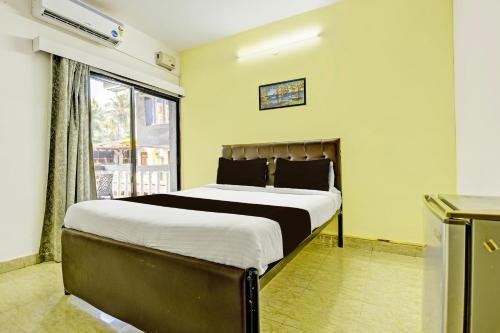 Postel nebo postele na pokoji v ubytování OYO Elvin?s Balaji Beach Place