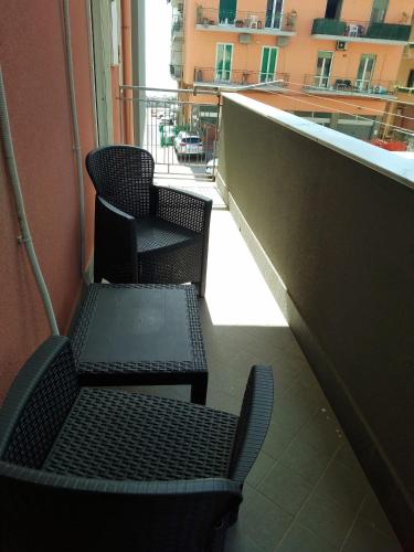 d'un balcon avec deux chaises et une table. dans l'établissement Appartamento Salerno, à Salerne