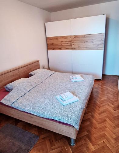 ein Schlafzimmer mit einem Bett mit zwei Handtüchern darauf in der Unterkunft Apartment V&S in Pula