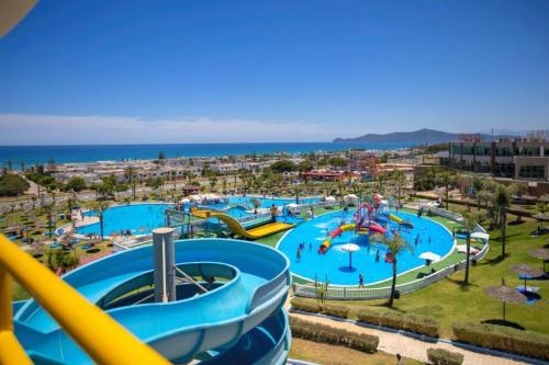 Bazén v ubytování Appartement plage Mdiq 1 nebo v jeho okolí