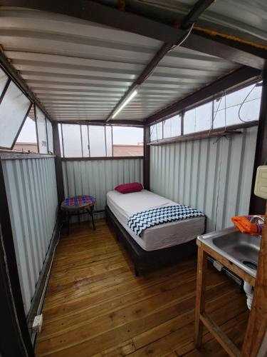 Zimmer mit einem Bett und einem Tisch in der Unterkunft Otto’s House in Guatemala