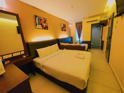 a bedroom with a large bed in a room at AVARIA SIGNATURE in Melaka