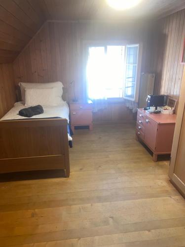 Un pat sau paturi într-o cameră la Hotel KRONE habitación individual