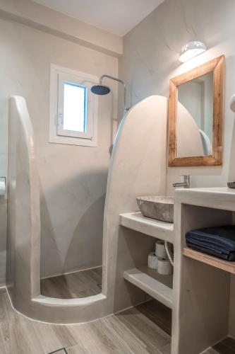a bathroom with a sink and a mirror at Epithea Suites Kythnos 5 με ιδιωτική πισίνα in Kithnos