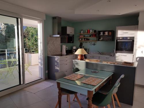 Il dispose d'une cuisine avec une table et des chaises. dans l'établissement Appartement Centre ville Beaux Arts 2 personnes calme et confort, à Montpellier