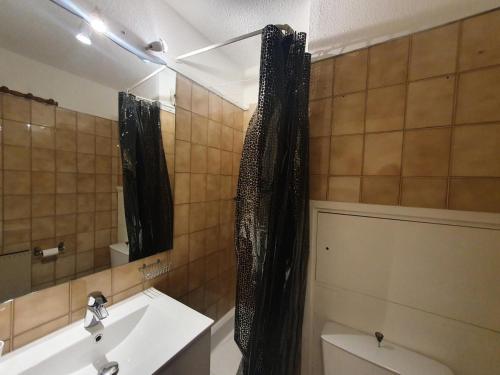 une salle de bain avec un lavabo, des toilettes et un miroir dans l'établissement Résidence Le Cairn - Agréable studio 4 personnes au coeur des Orres MAE-6471, aux Orres