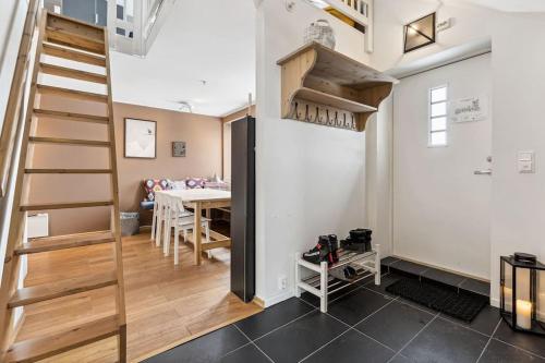 ein Zimmer mit einer Treppe und einem Esszimmer mit einem Tisch in der Unterkunft Moderne og sentral leilighet på Geilo in Geilo