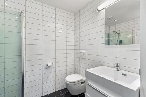 ein weißes Bad mit einem WC und einem Waschbecken in der Unterkunft Moderne og sentral leilighet på Geilo in Geilo
