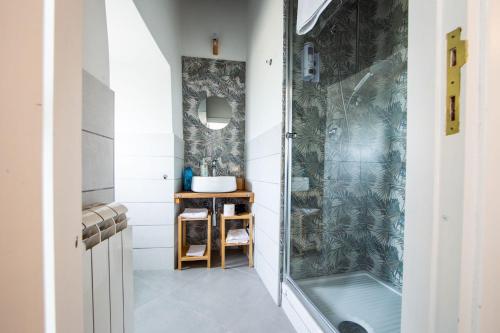 y baño con ducha y lavamanos. en Via Camerina 3, en Castelnuovo di Porto